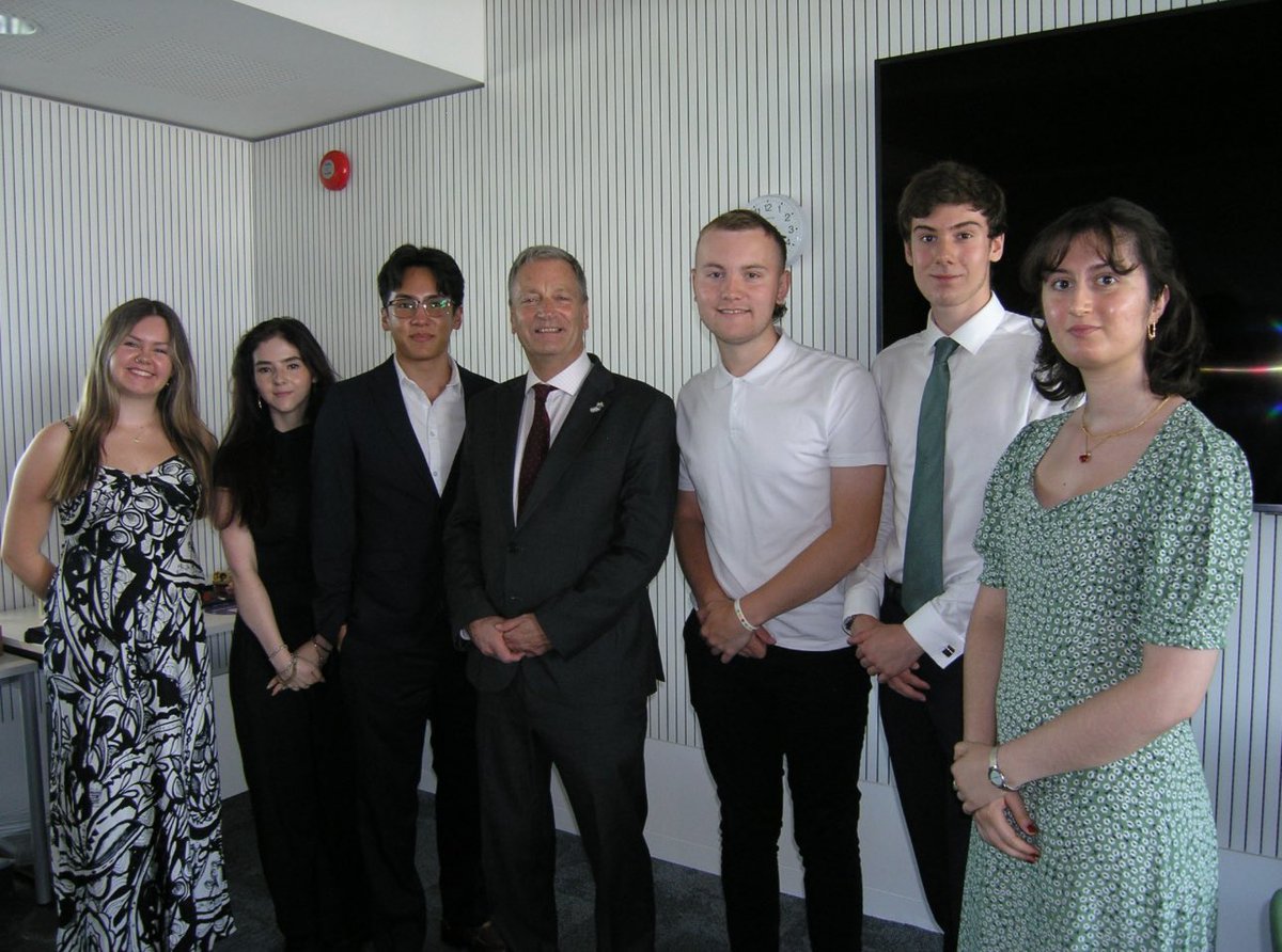 Young_Legal_'s tweet photo. May I say what an honour I had on Wednesday to meet the President of the @TheLawSociety and have him discuss with us the changing legal profession and how AI will change what lawyers do and how it can strengthen lawyers. A wholly invaluable experience. https://t.co/wU08WXmeN1