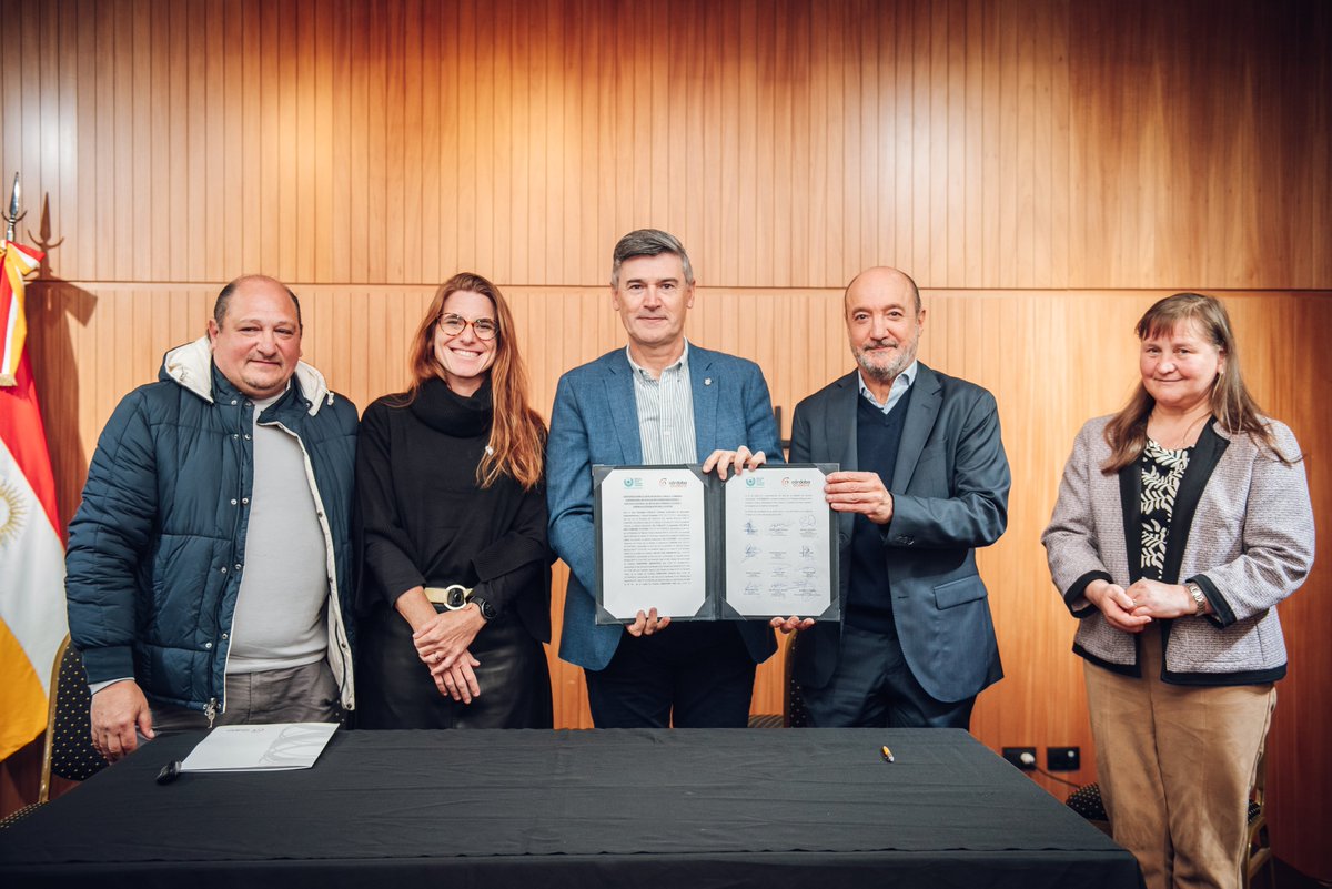 PasseriniOk's tweet photo. 👏 ¡500 nuevos empleos en #CórdobaCapital!

Firmamos convenio con el clúster de empresas BPO & KPO para sumar oportunidades de trabajo a la industria del conocimiento, una gran noticia para la ciudad, que adquiere aún más importancia en el contexto que atraviesa la Argentina.

Este es el tercer acuerdo que concretamos con el clúster, lo que ya nos permitió sumar 2.000 nuevos empleos formales y de calidad en tres años. El 58% de quienes acceden a estos puestos son mujeres y el 33% tiene entre 18 y 23 años, muchos de ellos alcanzando su primer trabajo formal.