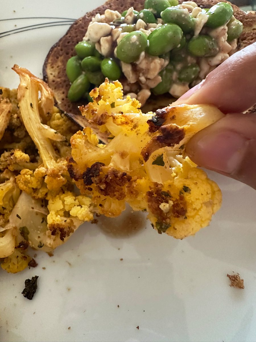 My fav roasted cauliflower seasoned with olive oil, lemon juice, cumin, coriander, &amp; garlic powder. 

Also cottage cheese &amp; edamame tacos with balsamic glaze. 

A weird combo that I quite enjoyed. 

#twittersupperclub