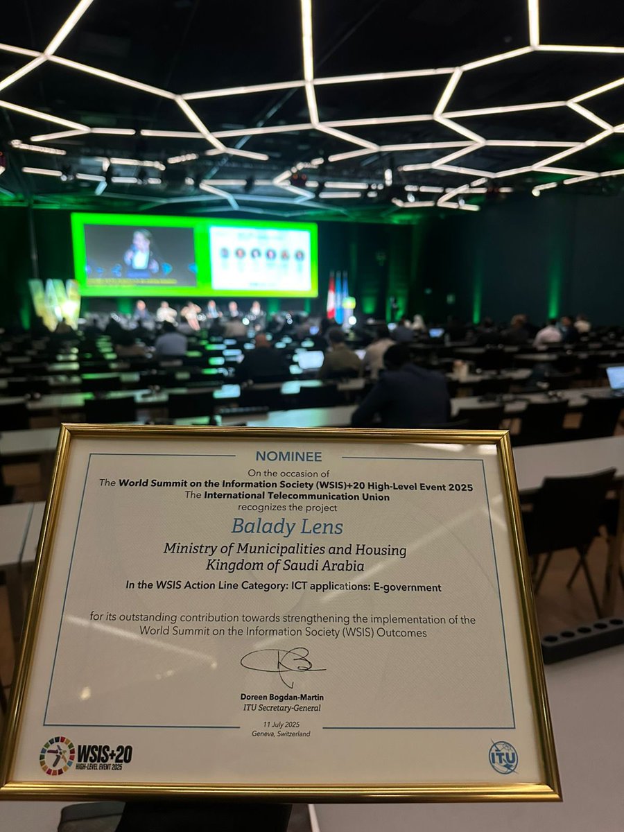 saudimomrah's tweet image. #عدسة_بلدي تحصد شهادة تميز من مجتمع القمة العالمية للمعلومات #WSIS2025
وهو أول مشروع حكومي من نوعه، يُتيح رصد التشوّه البصري باستخدام الذكاء الاصطناعي، لتحسين المشهد الحضري وتعزيز جودة الحياة، وبناء مدن مستدامة.

إنجاز يعكس ريادة المملكة الرقمية عالميًا 🇸🇦