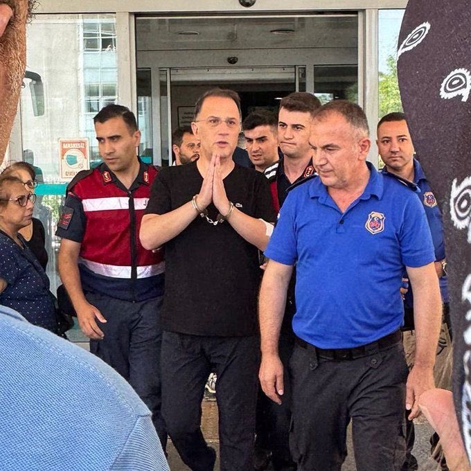 İki kez kanseri yenmiş, geçtiğimiz hafta ameliyat geçirmiş ve ardından anjiyo olmuş Beylikdüzü Belediye Başkanı Mehmet Murat Çalık’ın, tıbbi rehabilitasyon süreci tamamlanmadan, kelepçeyle cezaevine sevk edilmesi hangi hukukla, hangi vicdanla açıklanabilir?

Ağır hasta bir