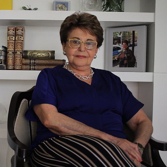 Lamento el fallecimiento de Paulina Gamus. No tuve la oportunidad de conocerla, pero sin duda fue una mujer carismática e inteligente, aguda en el verbo y certera en el análisis. Mis respetos.