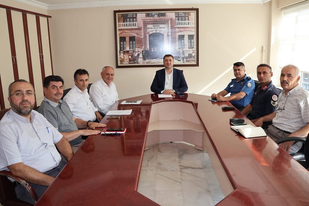 İncesu Kaymakamımız Yahyalı Kaymakam Vekili Sayın Ömer Said KARAKAŞ başkanlığında, Belediye Başkanımız Sayın Esat ÖZTÜRK ve İlçe Kurum Amirlerimizin katılımıyla “ 15 Temmuz Demokrasi ve Milli Birlik Günü Anma Etkinlikleri Programı “ toplantısı yapıldı.