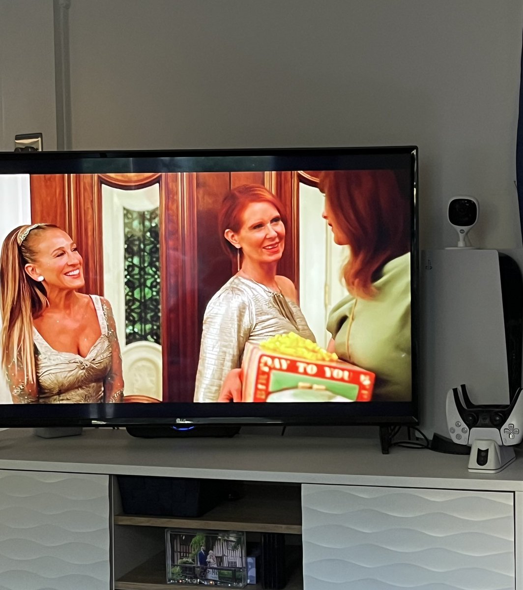 Sma5hingBlouse's tweet image. Two good looks for Carrie in one episode?! The stylist has stepped tha fuq UP!! #AndJustLikeThat