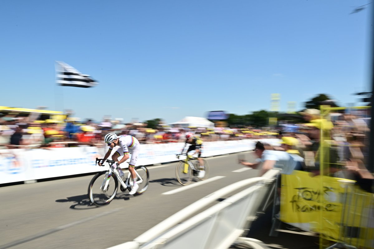 La película de la 7ª etapa del #TDF2025 

Tadej Pogacar también sabe ganar sin excesos. Y ya tiene dos victorias y de nuevo el amarillo.

🔗 youtube.com/watch?v=sF2NLL…