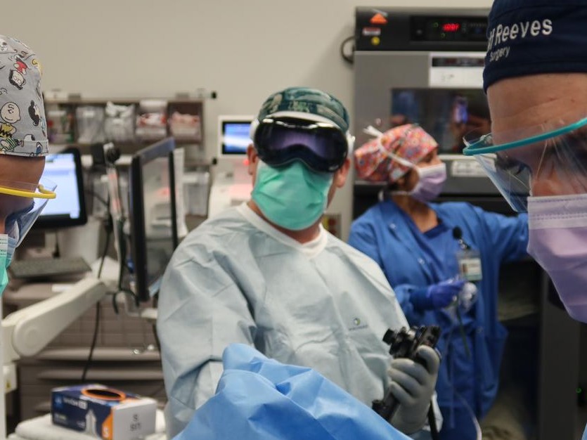 InnovationUCSDH's tweet image. JCHI is proud to support @UCSDHealth 's pioneering team, led by Dr. Ryan Broderick, in publishing the first U.S. case series of surgeries using Apple Vision Pro.
41+ ops and counting — this is just the beginning!
Read paper⬇️
link.springer.com/article/10.100…