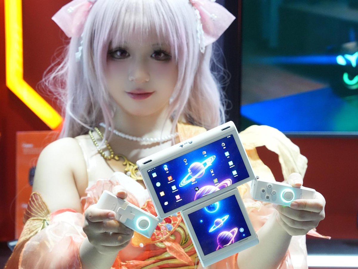OnexPlayer_'s tweet image. ๐ Just revealed at Bilibili World 2025!
Meet ONEXSUGAR Sugar 1 โ the worldโs first transformable dual-screen handheld! ๐ฎโจ
๐ฅ Why itโs revolutionary:
โธ Dual-screen domination โ Game + chat simultaneously!
โธ Transform on the fly
โธ Next-gen gaming freedom โ Play your way,โฆ