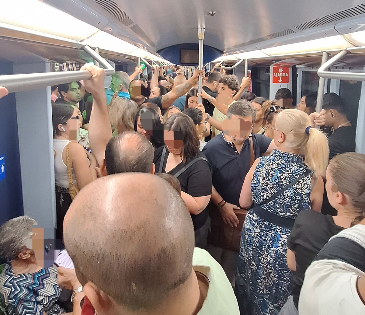 alexJota12's tweet photo. La dura realidad diaria de los vecinos de Alcorcón, Móstoles, Leganés, Getafe, Navalcarnero, Arroyomolinos y el resto de pueblos del sur de Madrid por la pésima gestión de las instituciones y los que las gobiernan

Quedará en el olvido, porque nunca pasa nada. Pero es bochornoso https://t.co/Frm29LHMvx