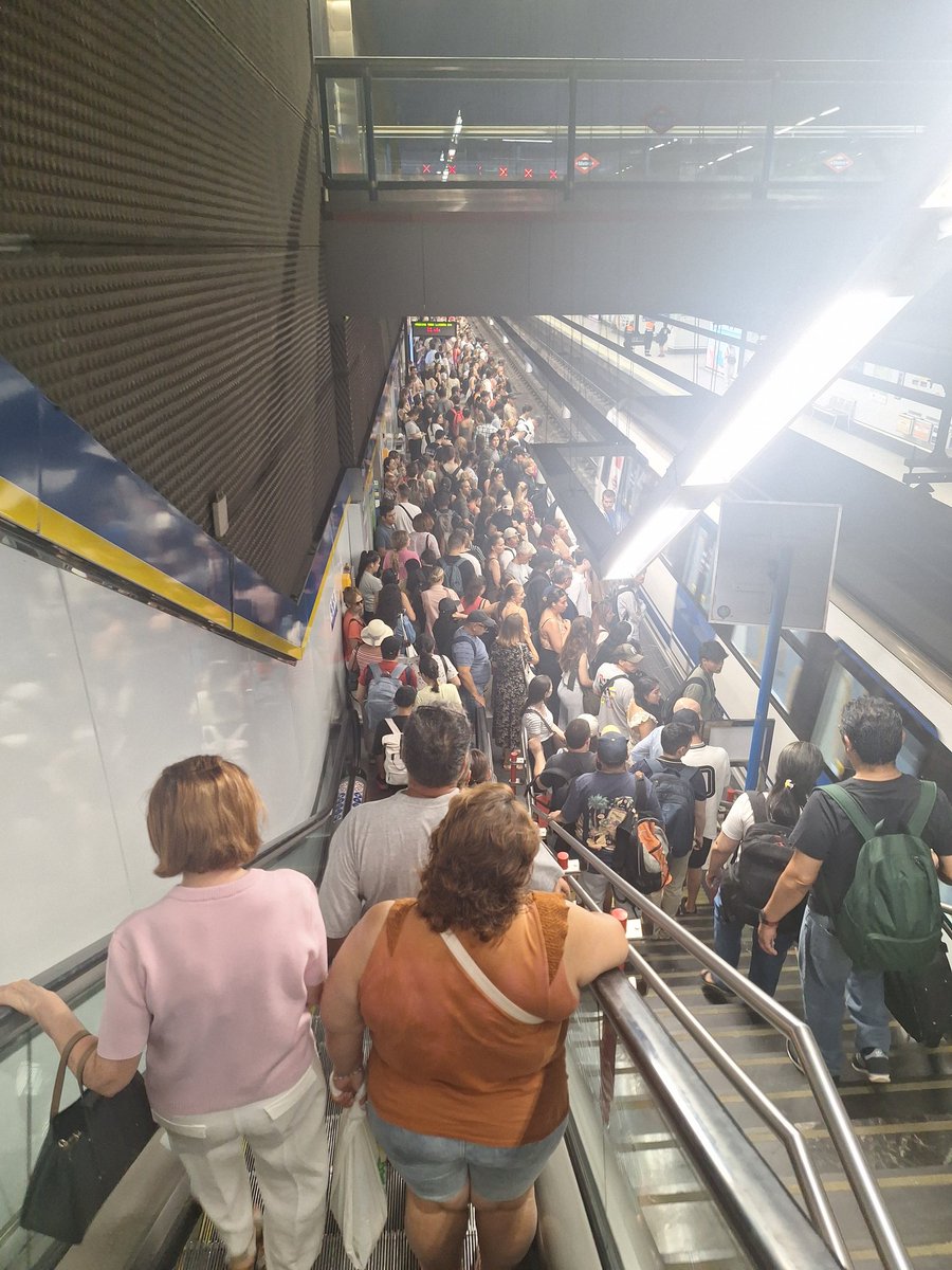 alexJota12's tweet photo. La dura realidad diaria de los vecinos de Alcorcón, Móstoles, Leganés, Getafe, Navalcarnero, Arroyomolinos y el resto de pueblos del sur de Madrid por la pésima gestión de las instituciones y los que las gobiernan

Quedará en el olvido, porque nunca pasa nada. Pero es bochornoso https://t.co/Frm29LHMvx