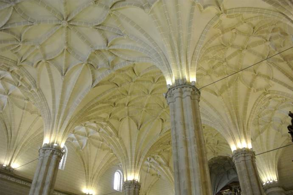 aragonturismo's tweet photo. ⛪ La Colegiata de Bolea te sorprenderá con su interior de columnas y bóvedas estrelladas.
Pero lo que realmente deja sin palabras es su retablo mayor, joya del primer Renacimiento español.
¡Una visita que es puro arte! 🎨
https://t.co/8mYM29fk5q
#PatrimonioDeAragón #Bolea #Renacimiento