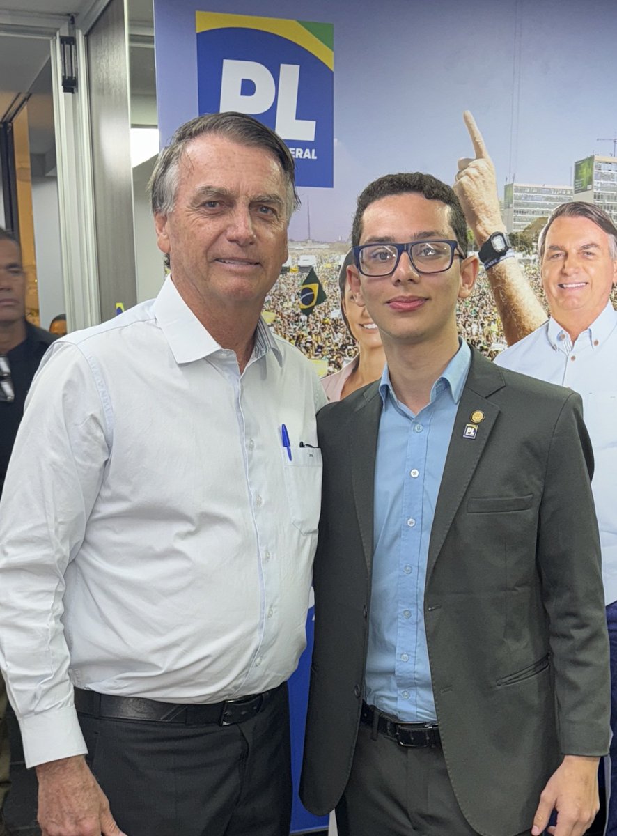 yanbredarj's tweet photo. Ao lado do Presidente Jair Bolsonaro! 👊🇧🇷

Obrigado por me receber em seu gabinete, aprendi muito conversando com o senhor! 
O Brasil não está perdido, a juventude está vindo com força!

Juntos por um futuro verde e amarelo! 🫂👊

Defenda o Brasil do PT
FORA LULA
BOLSONARO https://t.co/mQ2QEWK5D4