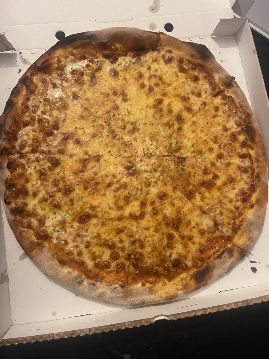 Simon_Jacob1's tweet image. Bin ich der einzige, der eine 40cm Pizza problemlos alleine essen kann?