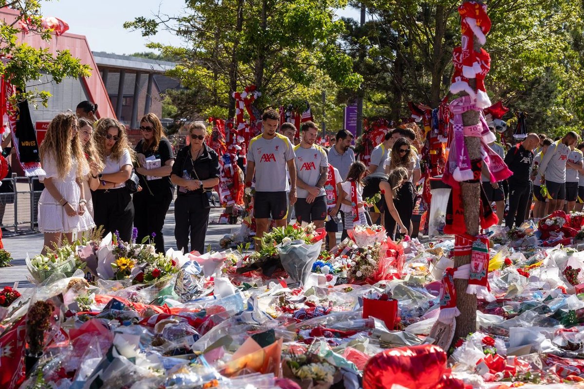 O que o Liverpool vem fazendo desde semana passada é muito honroso.

O apoio a família, os levando para Anfield para verem de perto o quanto time, elenco, torcida e a cidade foram impactados pela perda do Jota.

É o verdadeiro significado de You'll Never Walk Alone.