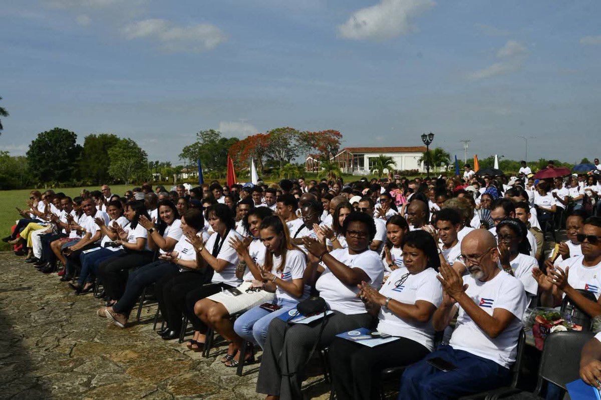 BeatrizJUrrutia's tweet photo. Muchas felicidades a los nuevos profesionales y al claustro de @UOCuba. Cada promoción confirma la valía de nuestra casa de altos estudios. La Universidad de Oriente es orgullo de #SantiagoDeCuba. 

#LaLuchaNoHaCesado https://t.co/xBOep5yC1x
