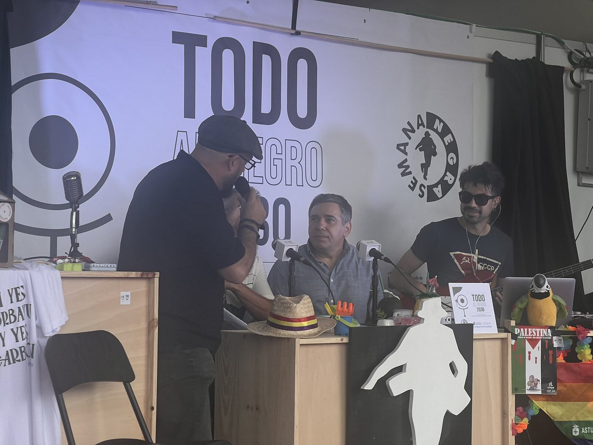 LCasoci's tweet photo. 🎙️ Hoy @Caninator y @pascual_serrano pasan por el podcast “Todo al negro” de la @snegra antes de su intervención en las Jornadas #Moncada2025. Geopolítica, guerra informativa y resistencia en clave internacionalista. ¡No te lo pierdas! #TodoAlNegro

📹 https://t.co/KkIq2heUFN https://t.co/5y9CELUEVJ