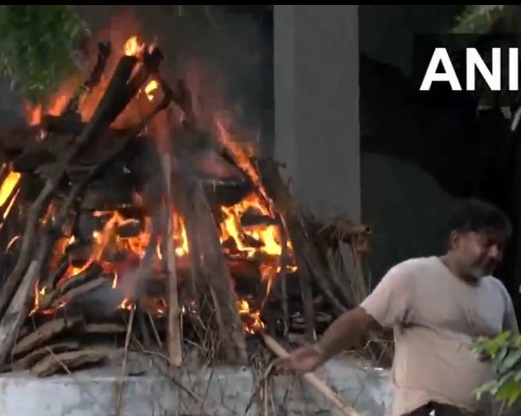 राधिका यादव... आखिर हत्या की वजह क्या ?

एक अनसुलझी पहेली की तरह एक होनहार
इस दुनिया से चली जाती है लेकिन अपने पीछे
कई सबक और न जाने कितने सवाल छोड़ गयी.

राधिका यादव की हत्या हो गई
पिता दीपक यादव जेल गया
मां और परिवार का रो रो कर बुरा हाल है
पूरा घर बर्बाद हो गया

लेकिन सवाल कि