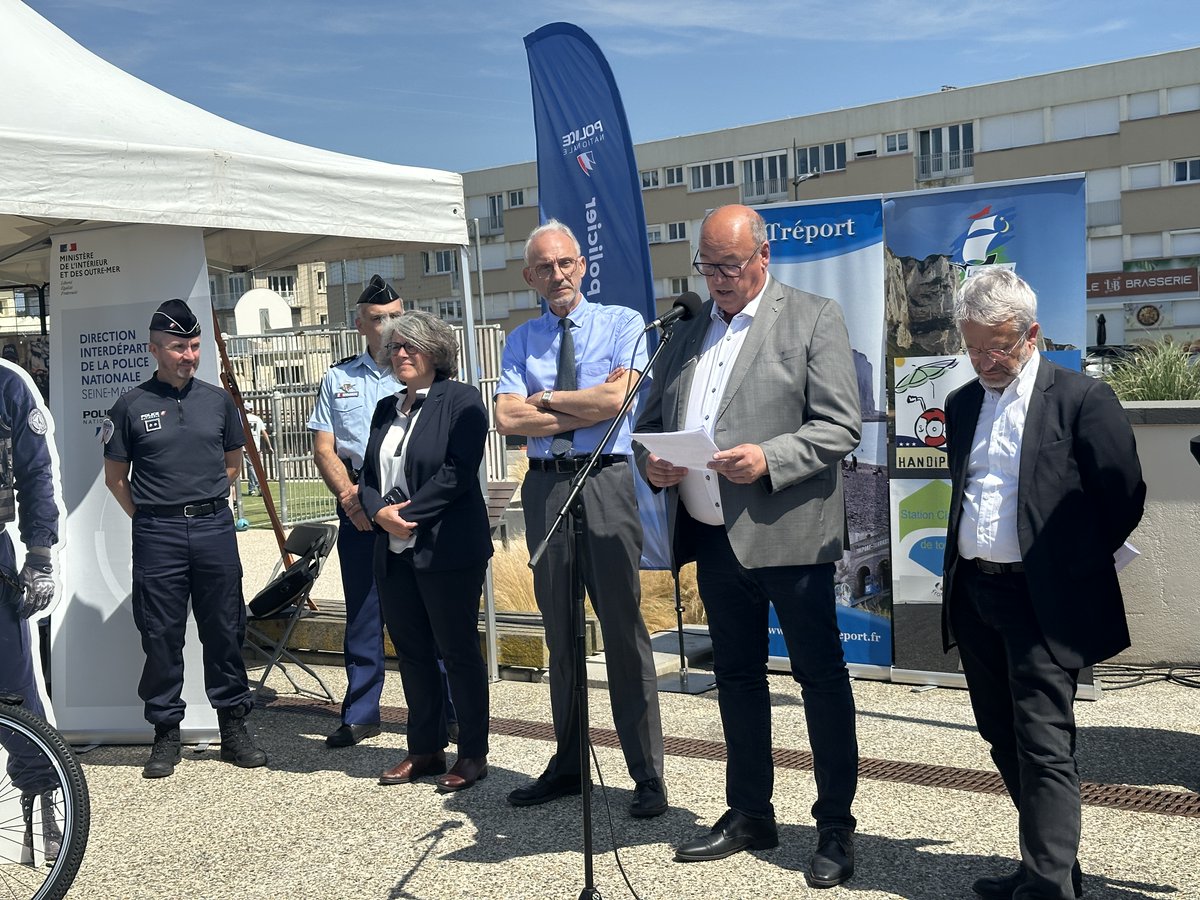 Prefet76's tweet photo. ⛱ Vacances, j'oublie tout... sauf la sécurité! #SeineMaritime

En ce début de saison estivale, le préfet s'est rendu au Tréport afin de présenter les dispositifs de sécurité déployés sur la côte, mais aussi sur l'ensemble du département. 

Une mobilisation des services de l’État qui vise à garantir aux Seinomarins et aux visiteurs les meilleures conditions pour profiter d'un bel été. ⤵️