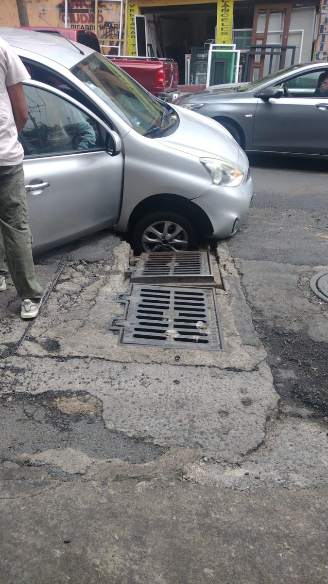 GolondrinasCol's tweet photo. #UltimoMinuto I Una víctima más de la alcantarilla de Av Lomas de Capula y Golondrinas Acertada, en la Colonia Golondrinas.

Urge sea reparada @AlcaldiaAO y/o @GobCDMX https://t.co/ouZooRxk4I