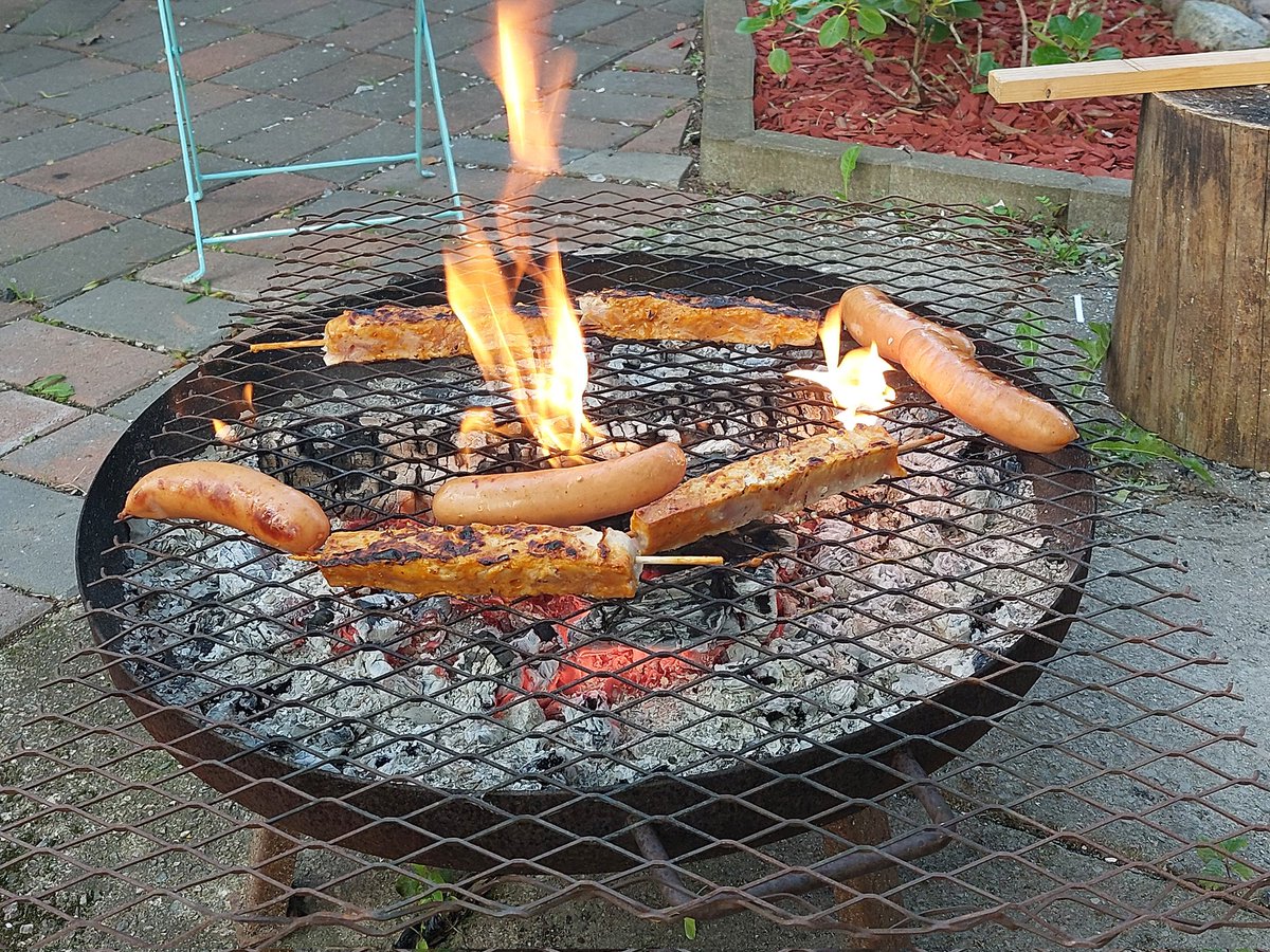 Grillikin on mutta lomalla on kiva tuusata tulen kanssa. Tulossa kanavartaita ja nuotiomakkaraa.