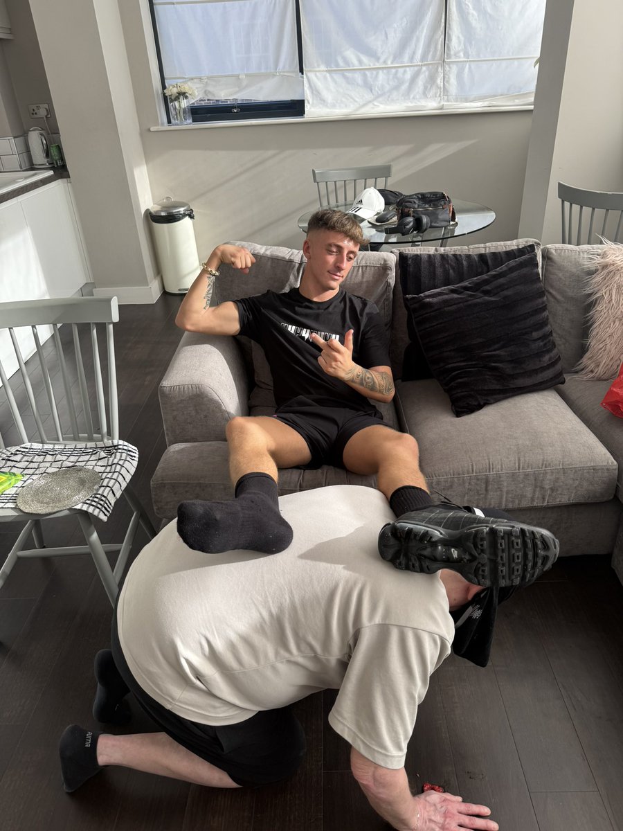 Masterdani0425's tweet image. He flew all the way to Finland just to kneel beneath my feet — now that’s knowing your place. My comfort comes first. Dms open get that fagtax in