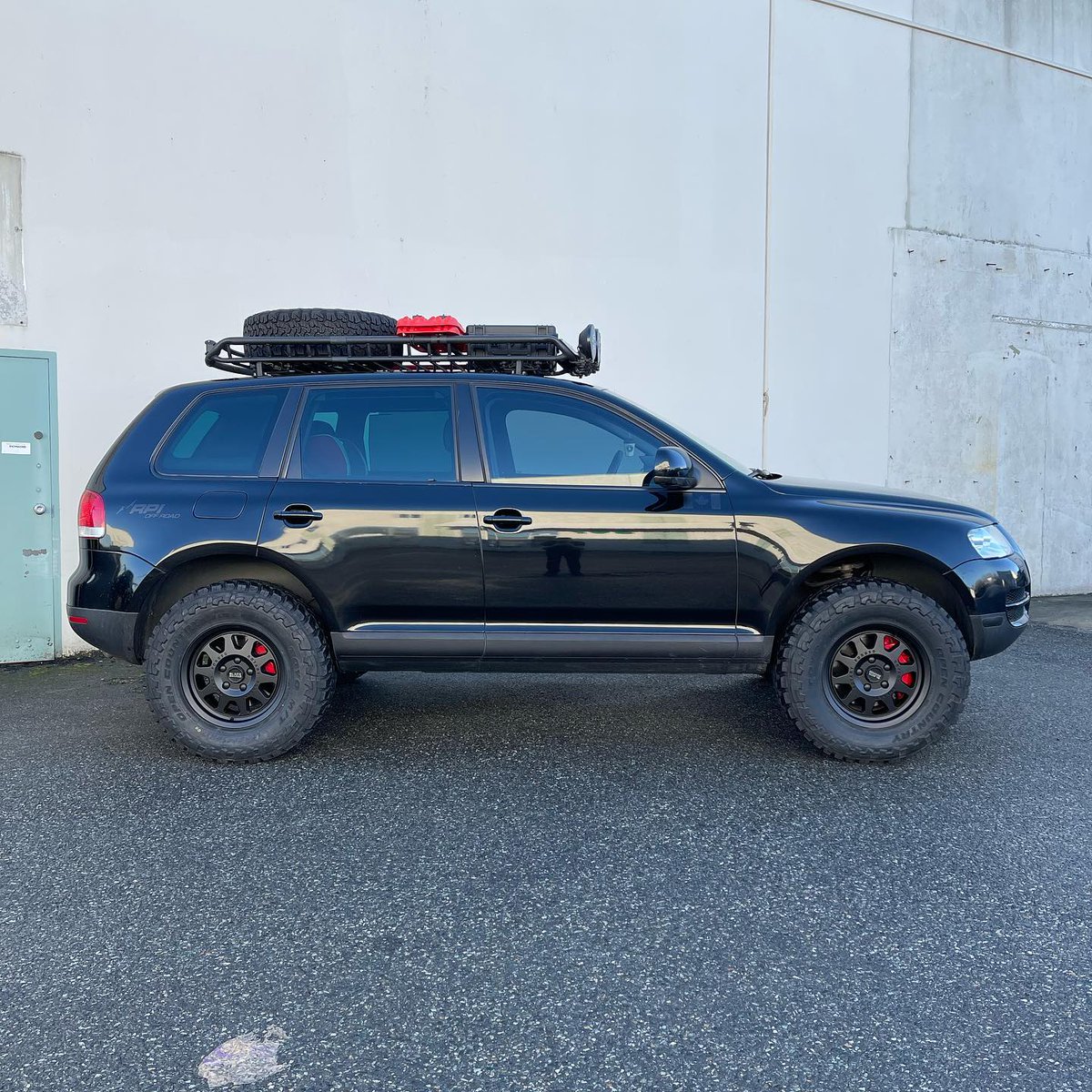 offroadium's tweet image. Professional VW tech builds what everyone said couldn't compete with "real" 4x4s. This blacked-out Touareg on 33s proves them wrong on every trail.

offroadium.com/black-vw-touar…

#vwtouareg #offroad