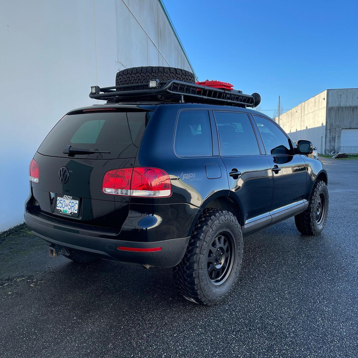 offroadium's tweet image. Professional VW tech builds what everyone said couldn't compete with "real" 4x4s. This blacked-out Touareg on 33s proves them wrong on every trail.

offroadium.com/black-vw-touar…

#vwtouareg #offroad