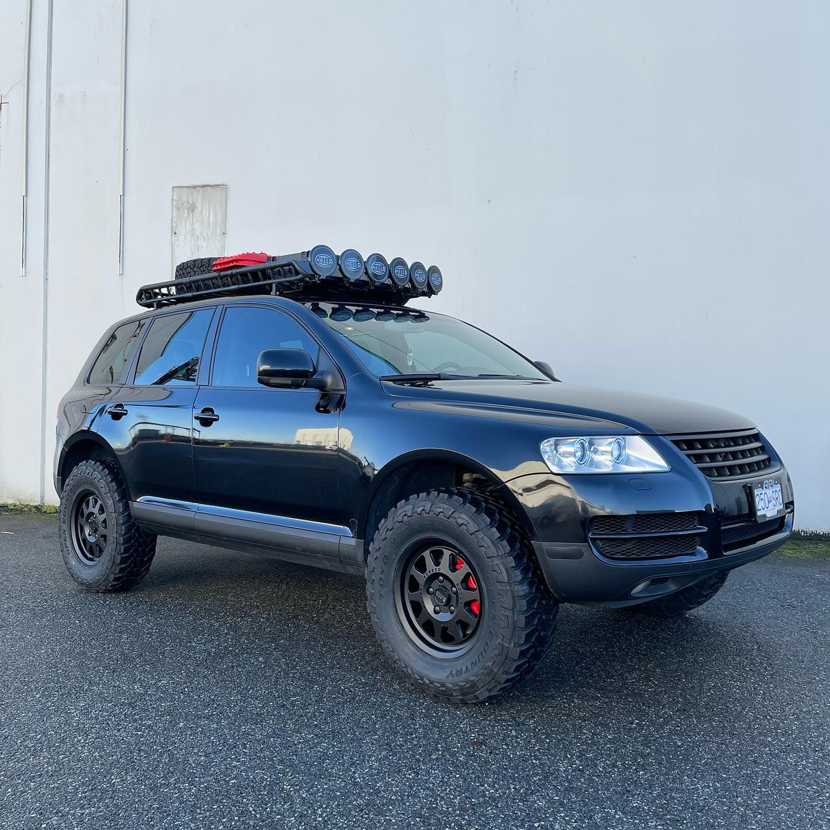 offroadium's tweet image. Professional VW tech builds what everyone said couldn't compete with "real" 4x4s. This blacked-out Touareg on 33s proves them wrong on every trail.

offroadium.com/black-vw-touar…

#vwtouareg #offroad