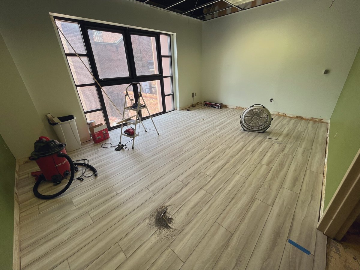 tail_ends's tweet image. spinch is installing lvp in the new rooms !

BEGONE yucky glue concrete

baseboards, ceiling, and lighting to follow soon