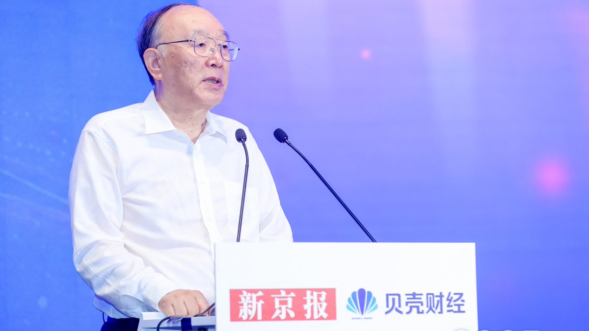 黄奇帆：在“中国制造2025”、以内循环为主的“国内国际双循环”战略持续推进下，中国经济取得了长足进步。在2010年以前，全球制造业最重要的十大关键板块中，中国基本处于“跟跑”地位，无一板块领先。但如今，中国已经在五个关键领域实现“领跑”，另外五个板块也进入与欧美“并跑”的阶段。