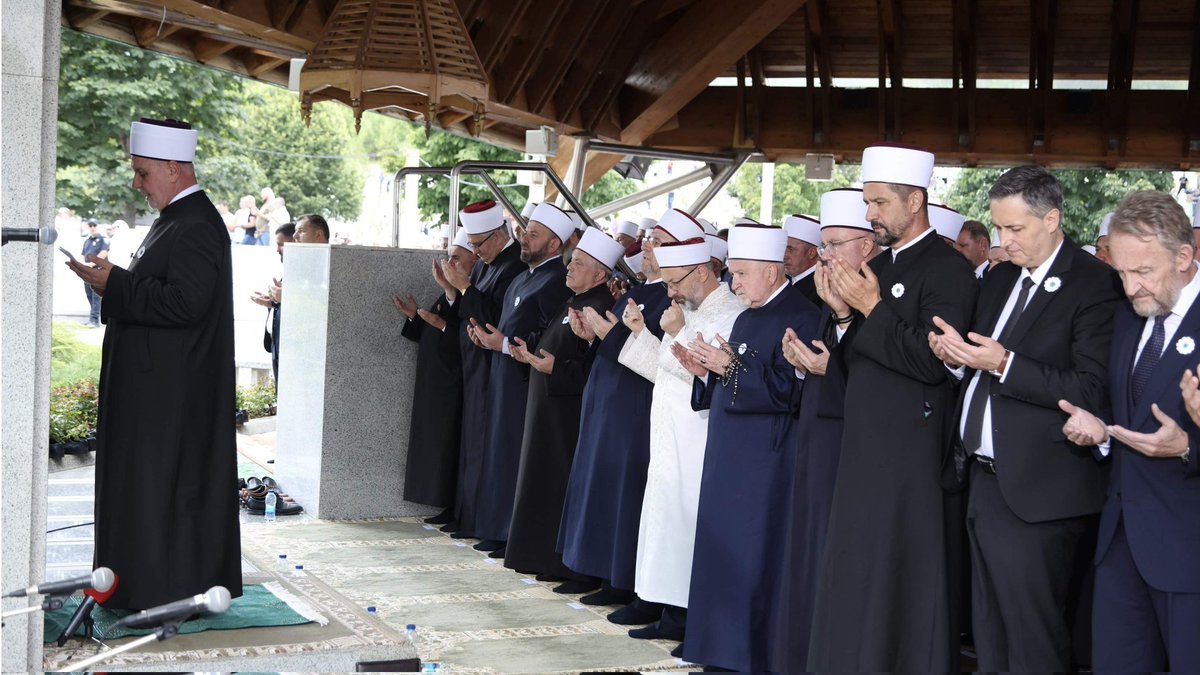 RifatFejzic's tweet image. 3️⃣0️⃣god od genocida u #Srebrenici i Međunarodni dan sjećanja na žrtve genocida. Komemoracija i dženaza.
Danas je mir našlo7️⃣od ukupno 8️⃣3️⃣7️⃣2️⃣žrtava #GENOCIDA.
Da tuga bude nada,
Da osveta bude pravda,
Da majčina suza bude molitva,
Da se više nikada i nikome ne ponovi Srebrenica