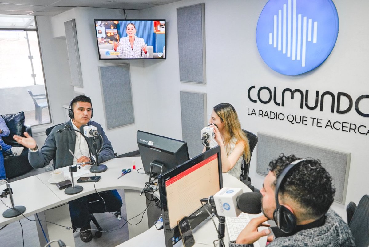 SaavedraMDavid's tweet photo. Gracias a Felipe y a Camila de @ColmundoRadio por esta invitación para hablar de los temas más relevantes de nuestra ciudad. Estamos denunciando el drama de los préstamos “gota a gota”, el trabajo en la lucha contra el hambre y las estrategias en materia de seguridad. 

Desde el @ConcejoDeBogota seguimos ejerciendo control político con firmeza y compromiso por la ciudadanía que nos dio su voto de confianza.