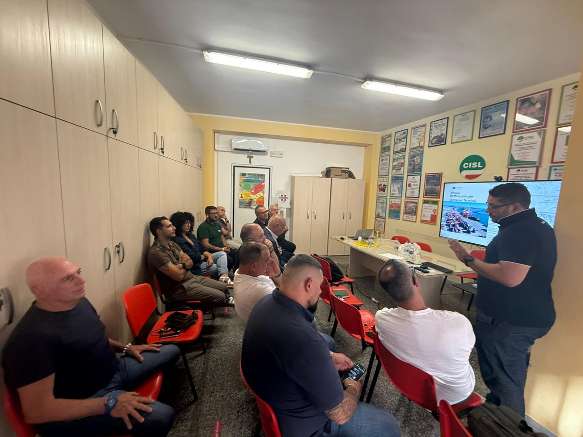 CislTaBr's tweet photo. 📌 Oggi, 11 luglio | Coordinamento Industria #UST #CISL #TarantoBrindisi

🛠️ Si è tenuto oggi, presso la sala Archivio della Sede CISL di Taranto, il #CoordinamentoIndustria della UST CISL #Taranto #Brindisi.

Abbiamo approfondito la vertenza ex #ILVA e il relativo #AccordoDiProgramma grazie al collega ingegnere #GianlucaSemitaio 👷🏻‍♂️della #FITCISL #Taranto che trasferito le sue conoscenze dell’area portuale 🛳️ alle colleghe e ai colleghi e grazie all’ingegnere #LuigiSeverini.

🔎 Un passaggio cruciale, perché l’Accordo di Programma📜 può rappresentare uno strumento decisivo per lo sviluppo e il rilancio del sito e per la tutela delle #lavoratrici e i #lavoratori. Sta a noi approfondire ogni aspetto, per non farci trovare impreparati e affrontare al meglio le sfide del #futuro.

#CISL #USTCISL