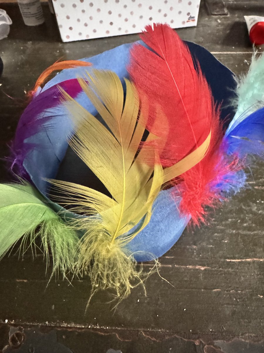 Thyrael's tweet image. Federkrone von meinen fünfjährigen #Sohn geschenkt bekommen. Die trage ich jetzt seit Tagen 😂