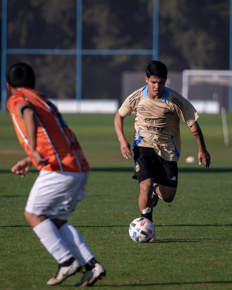 #CuervoDeSelección 💙🇦🇷❤️

Uriel Ojeda convirtió el segundo gol en el triunfo por 5-0 de la Sub 17 ante la 4ta de Banfield, en un amistoso disputado en Ezeiza

La próxima semana viajarán a España para el torneo de La Alcudia (Valencia), que se llevará a cabo del 19 al 30 de julio