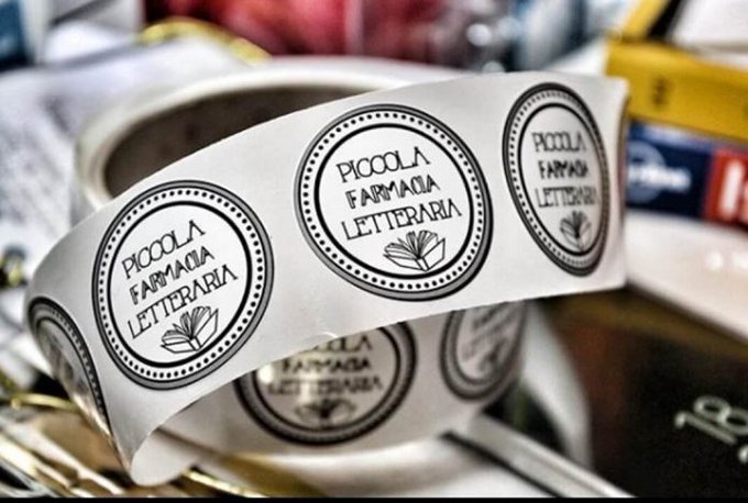 Existe una librería en #Florencia que se define como Farmacia Literaria. Clasifica los libros por estados de ánimo de los lectores, y adjunta una original etiqueta sobre el tratamiento, la dosis y los efectos secundarios.