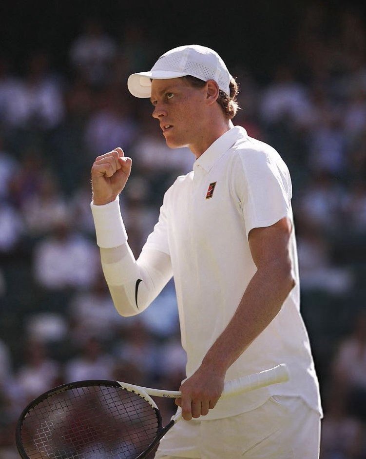 chetempochefa's tweet image. IMMENSO SINNER!
Il numero 1 al mondo, Jannik #Sinner, conquista la sua prima finale a #Wimbledon, superando in semifinale Novak Djokovic per 3 set a 0 👏🏼