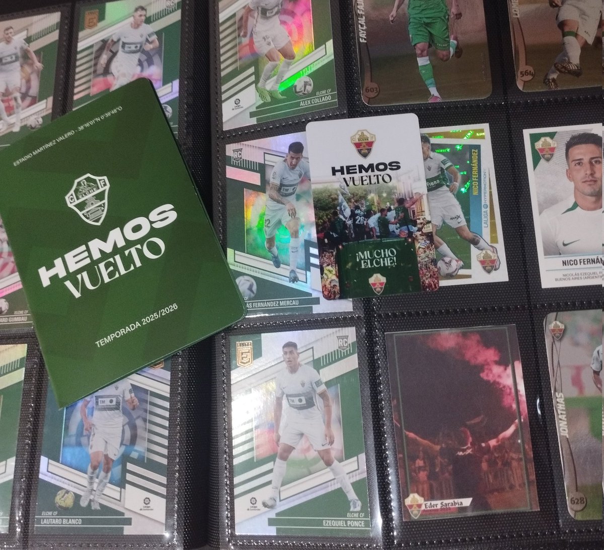 DeNiroElcheFans's tweet photo. Ya me ha llegado el nuevo abono 🤩
del @elchecf ,me encanta el diseño (aunque en casa han llegado todos arañados y me da un poco de TOC)
La foto es una pasada 🤍💚🤍🚀
#ElcheCF #cromos https://t.co/aXJYaRlueg