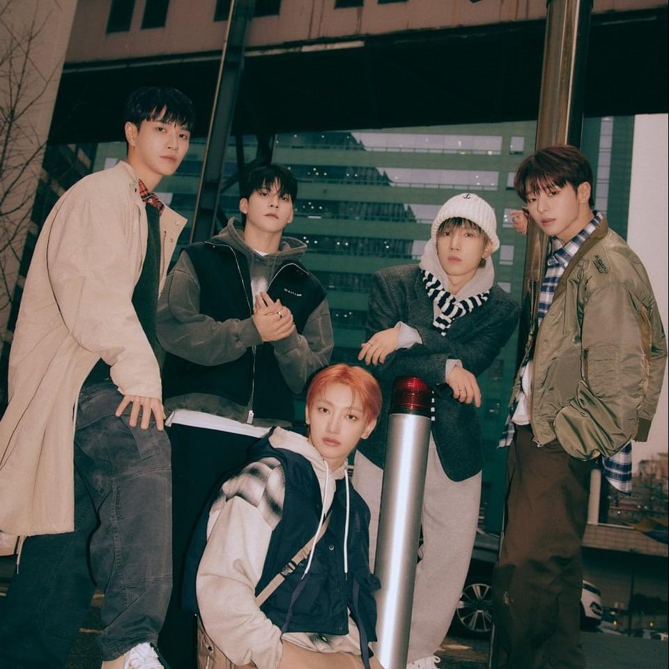 Haven’t posted in a while and had a bunch of songs come out, here’s some of them!

Very happy to have worked on this song for <a href="/VannerOfficial/">VANNER 배너</a> 

Thank to the band for all their hard work and amazing vocal performance!
#배너 #Goodbye_and_Hello #VVS #pinchme #VANNER #kpop