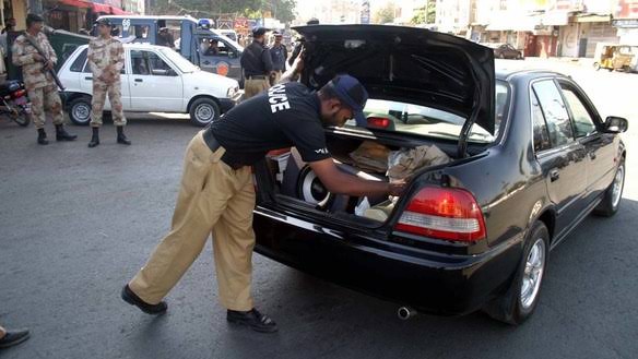 📢 ہوشیار خبردار 📢 آگاہی پوسٹ
 
خواتین و حضرات اگر آپ گاڑی ڈرائیور کر رہے ہیں اور خصوصاً رات کو کوئی پولیس اہلکار راستے میں آپکو روک کر کار کی ڈگی چیک کرانے کا مطالبہ کریں تو چوکنا رہئیے اور ڈرائیونگ سیٹ پر بیٹھے رہ کر ڈگی لاک کھولنے کی بجائے باہر آکر خود اپنے سامنے ڈگی کھلوا کر