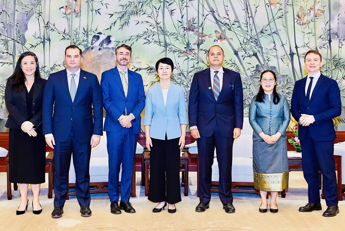 DD India (@ddindialive) on Twitter photo Consulate General of India in Shanghai <a href="/PratikMathur1/">Pratik Mathur</a> meets Shanghai Vice Mayor Xie Dong for a productive discussion on shared interests. India and Shanghai maintain strong historic, cultural, and economic ties.
<a href="/MEAIndia/">Randhir Jaiswal</a> <a href="/MIB_India/">Ministry of Information and Broadcasting</a> <a href="/PIB_India/">PIB India</a> @indiandiplomacy Consulate General of India in Shanghai <a href="/PratikMathur1/">Pratik Mathur</a> meets Shanghai Vice Mayor Xie Dong for a productive discussion on shared interests. India and Shanghai maintain strong historic, cultural, and economic ties.
<a href="/MEAIndia/">Randhir Jaiswal</a> <a href="/MIB_India/">Ministry of Information and Broadcasting</a> <a href="/PIB_India/">PIB India</a> @indiandiplomacy