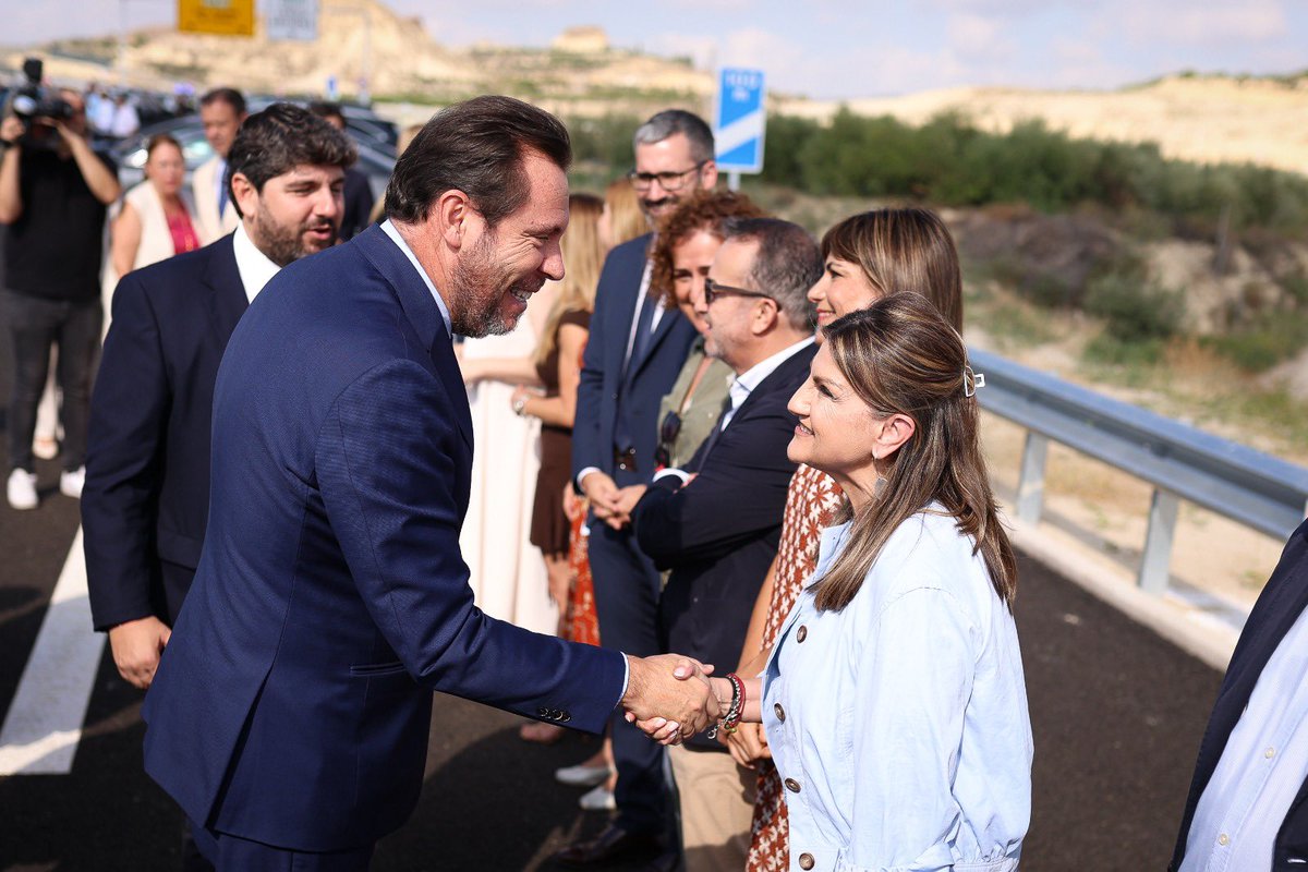 MariloFlores_'s tweet photo. 🌹El Gobierno de España desde 2018 ha invertido en las infraestructuras de la Región de Murcia más de 1.600 M€.
Hoy Óscar Puente ha inaugurado los dos primeros tramos del Arco Noroeste
Clave para la movilidad en la Región, mejorará la vida de miles de personas.
#Senado
#PSRM https://t.co/wP9qqxmZXR