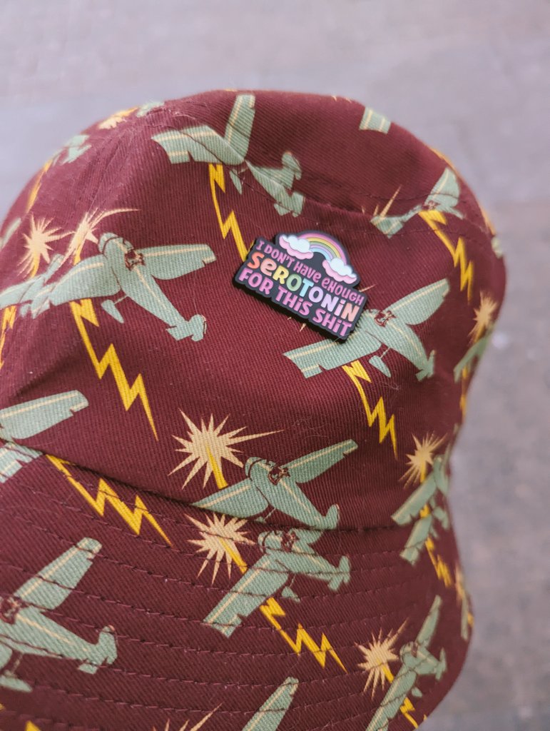 Купил позитивный значок со словом серотонин