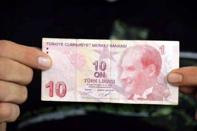 Çay içemezsin WC ye giremezsin belki bir demet maydanoz ya da bir yumurta, olsun be bayrağımız inmedi ezanlar susmadı ya.