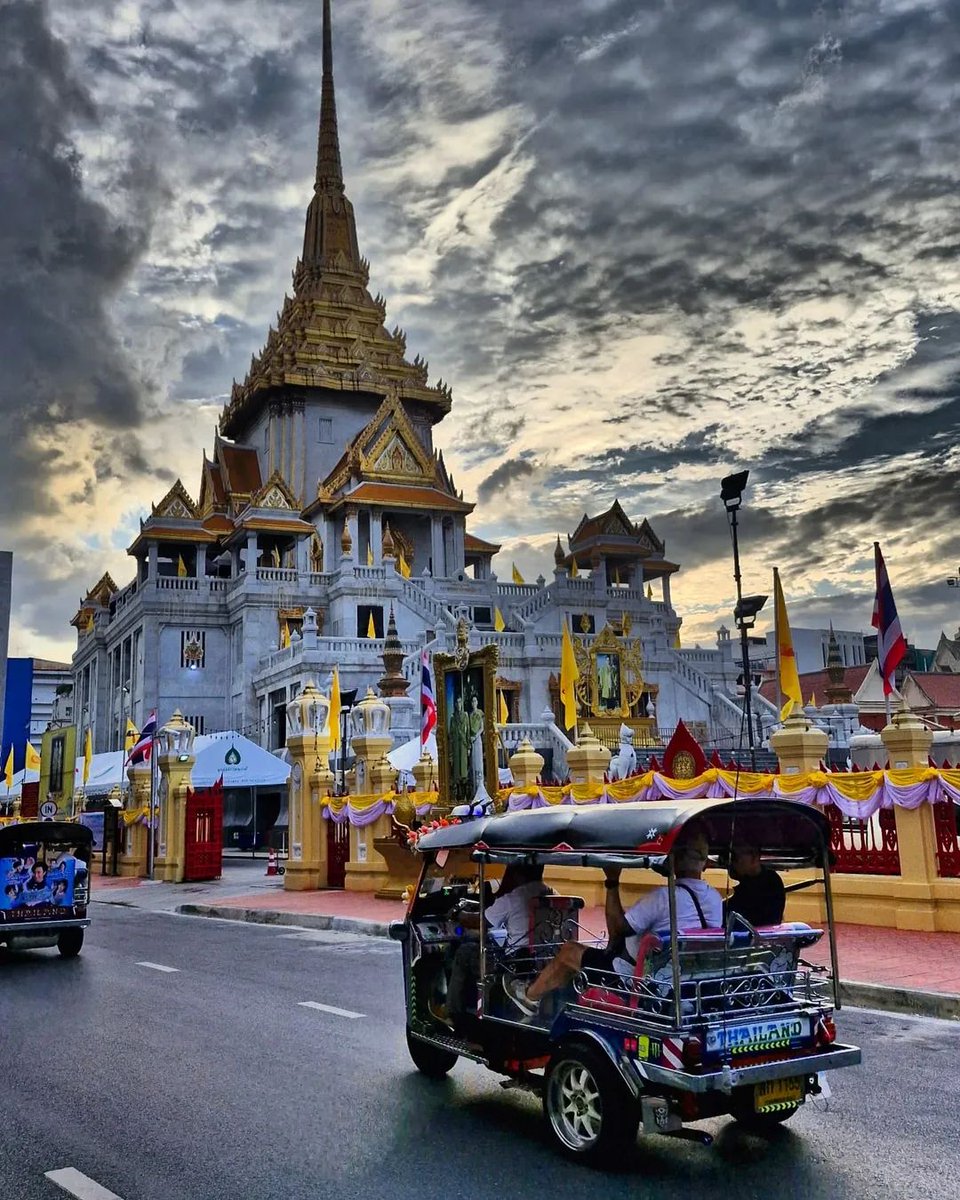Thorada's tweet photo. Our beautiful walk through Chinatown and up by the river to Wat Kalayanamit and back through Khlong San. 😎🙏 #BangkokWalks #RainySeason #ChinatownToRiver #ChaoPhraya #UrbanExploration #Watkalayanamit https://t.co/2dKFjTcPJv