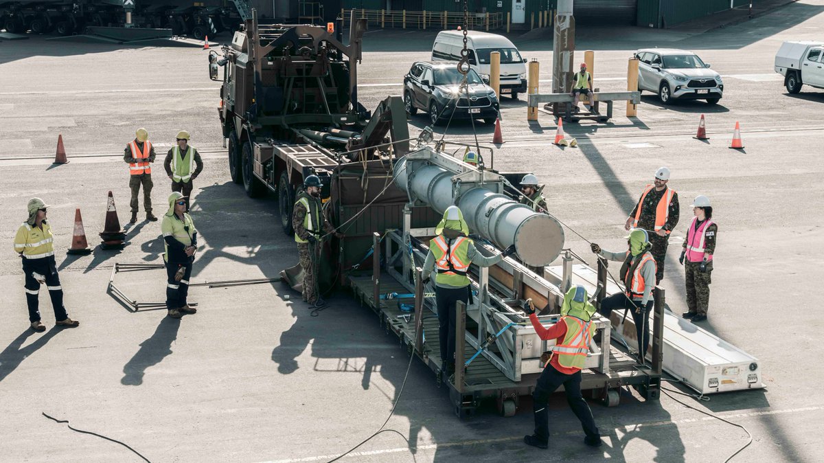 On July 9, in preparation for its participation in Ex TALISMAN SABRE, #HMCSVilledeQuébec conducted a rearm in Darwin, Australia, of Harpoon Missiles. 1/3