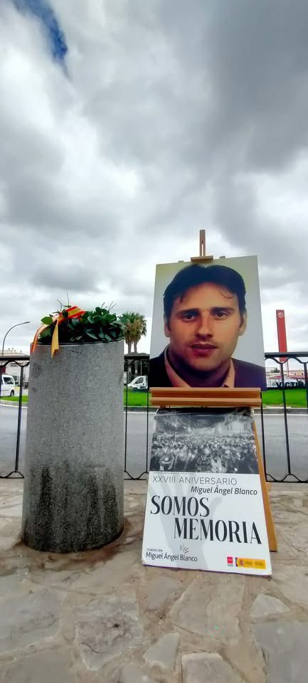 Esta mañana el PP de San Fernando ha rendido homenaje a Miguel Ángel Blanco en el XXVIII aniversario de su asesinato a manos de ETA. Homenaje a todas las víctimas del terrorismo y a todos sus familiares.