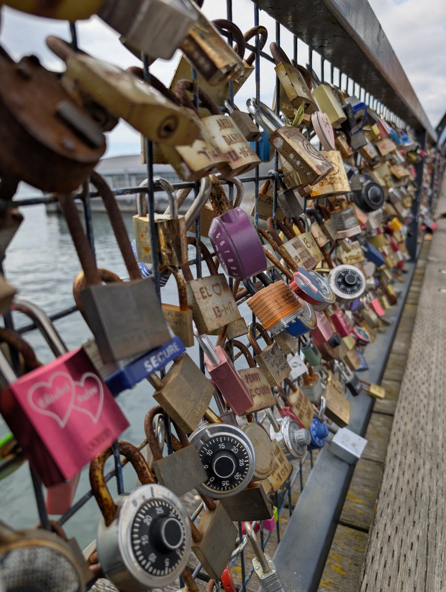 agirlfromodisha's tweet photo. Just snapped this pic of those iconic love locks on a bridge – couples engraving their names and locking their love forever. Have you ever added a lock with your partner’s name to a bridge? Did it bring you luck in love, or is it just a sweet tradition?
#LoveLocks #travellove https://t.co/SiwhezhU5J