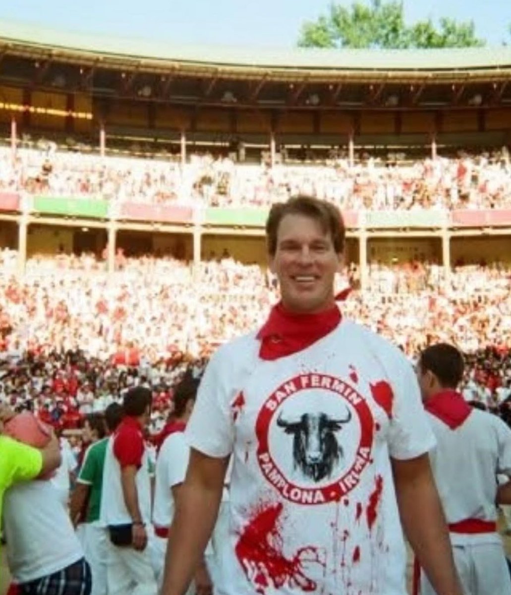 JBL corriendo en San Fermín hace unos años. La fotografía es real, vino a correr a Pamplona. Me dijo una vez que ya no le dejan volver porque se cargó a 4 toros y a 17 españoles a golpes. Yo me alejé por si acaso 😂