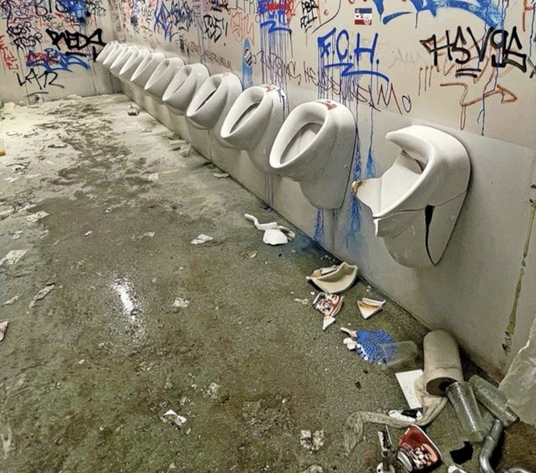 ostzination's tweet image. heute war tag der offenen tür bei open ai und in diesem raum haben sie gezeigt wie der pisse filter auf die bilder kommt