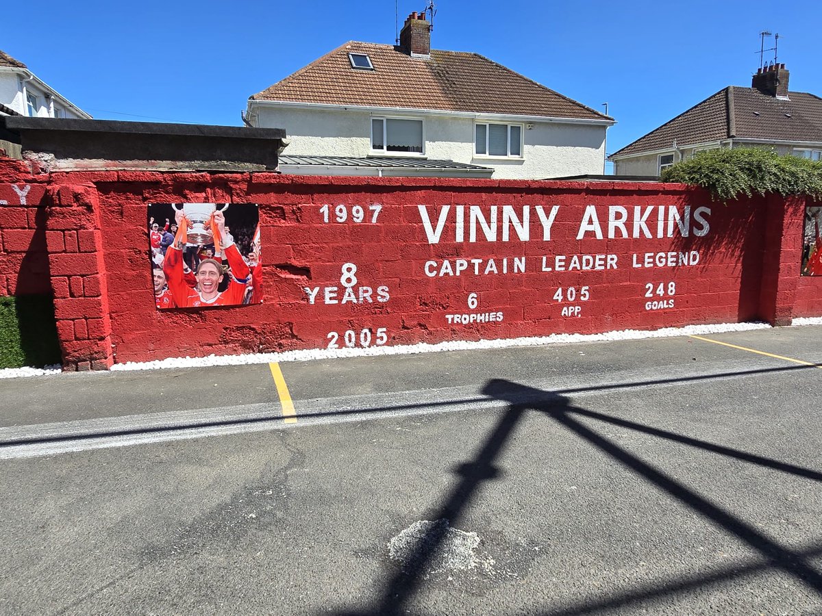 𝗧𝗵𝗲 𝗻𝗼𝘄 𝘀𝗵𝗮𝗽𝗲𝗱 𝗯𝘆 𝘁𝗵𝗲𝗻

During the summer our dedicated volunteers have been busy - the walls behind the main home stand have been painted &amp; 4️⃣ walls dedicated to people etched in the history of the club - Ronnie McFall, Brian Strain, Steve Cowan &amp; Vinny Arkins.